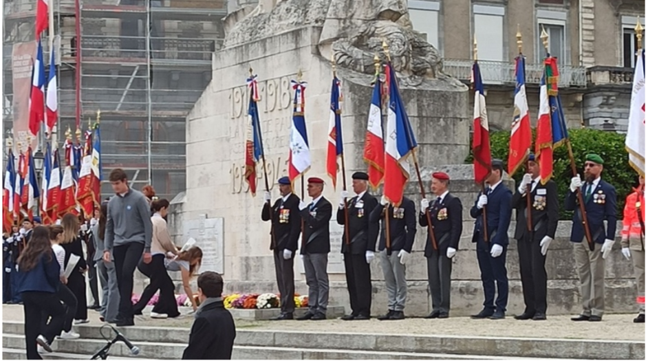 Les porte-drapeaux au monument aux Morts